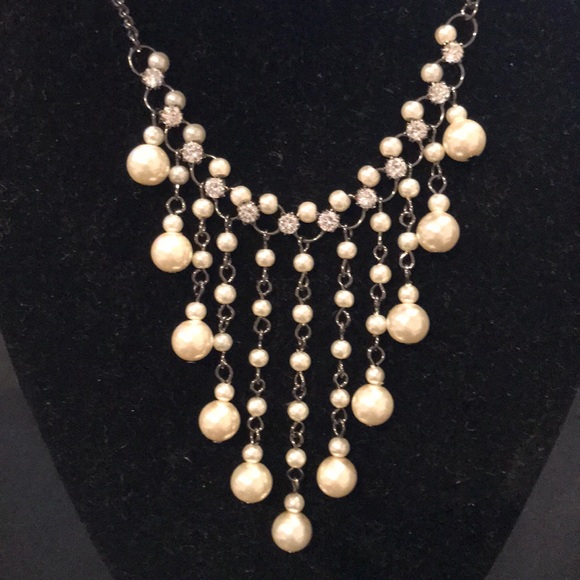 Jewelry - Pearl and rhinestone fringe like beaded necklace